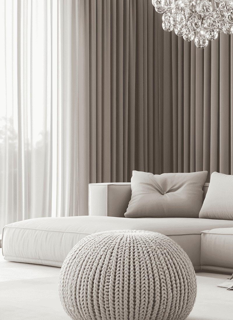 Detailaufnahme eines modernen Wohnzimmers mit neutralen Farbtönen, Vorhängen und hochwertigem Interior Design – Umbau Expert